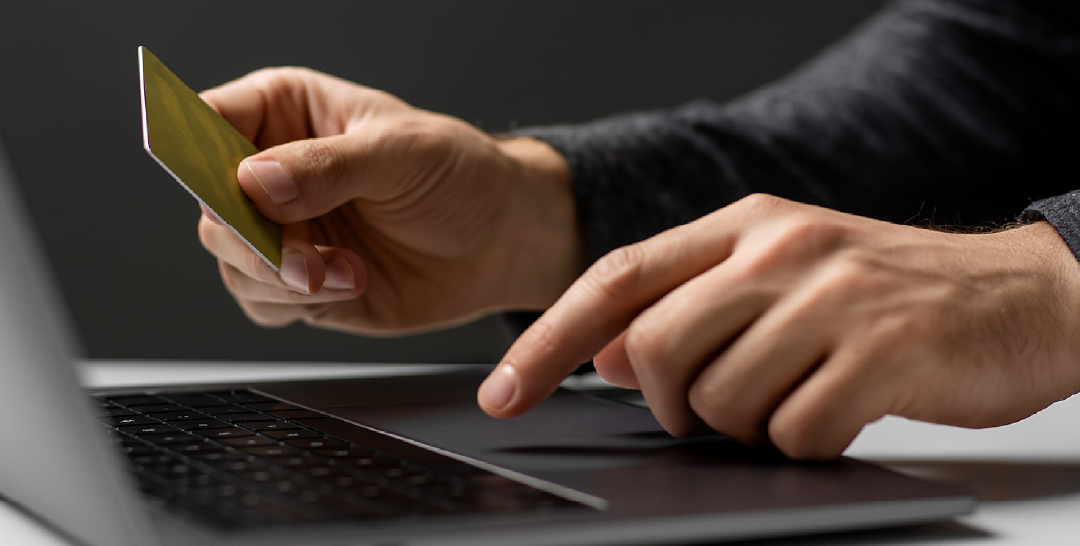 Person bezahlt online mit Kreditkarte