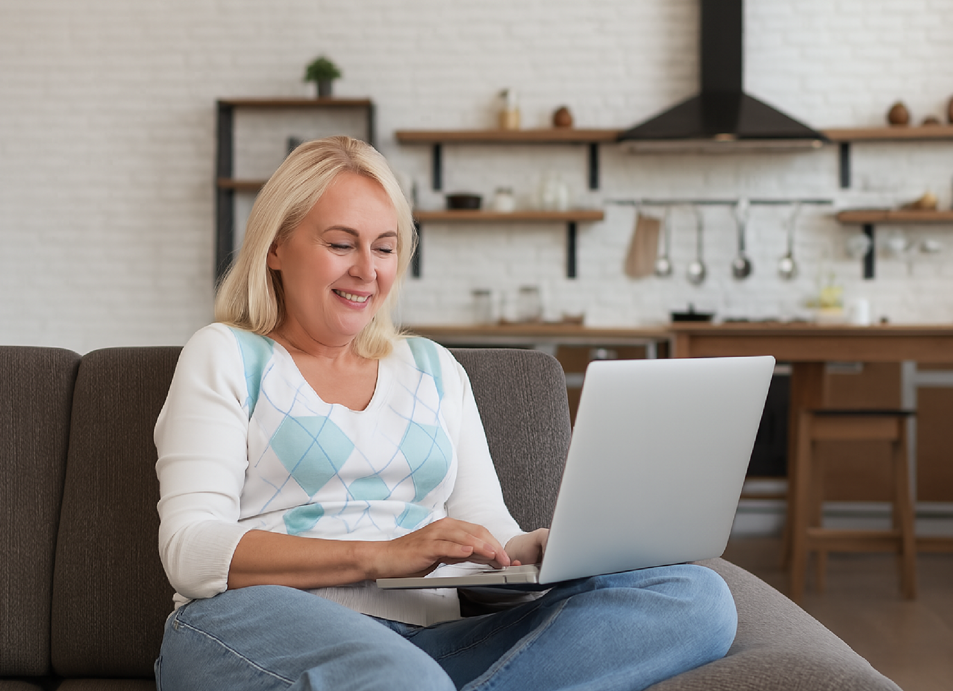Entspannte Frau lehnt sich zurück und lässt CuraData die Arbeit erledigen